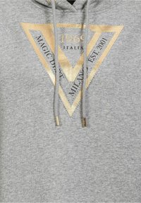 Szara bluza z kapturem z trójkątnym złotym i srebrnym wzorem, zdobionym rhinestonami, tekstem oraz sznurkami z metalowymi końcówkami w kolorze złotym.