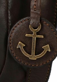 Borsa a tracolla in pelle marrone con un tag rotondo in pelle ornato da un emblema di ancora in bronzo e dettagli di cucitura a contrasto.