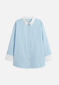 Ljusblå långärmad skjorta med vita vertikala ränder, vit krage och knäppning, med kontrasterande vita ärmslut.