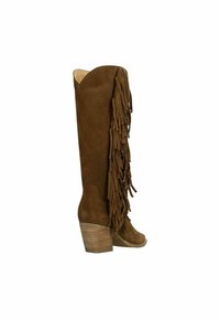 Stivale al ginocchio in suede marrone con lungo frangia su un lato, tacco in legno impilato e punta arrotondata.