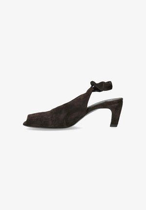 Scarpa da donna slingback in camoscio marrone scuro con tacco a blocco di media altezza e punta aperta.