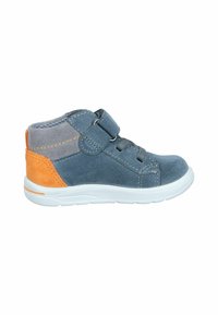 Blaue Wildleder-Hochtop-Sneaker mit orangen Akzenten, grauen Details, zwei Riemen, einer abgerundeten Zehenpartie und einer weißen Gummisohle.