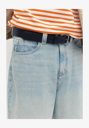 PULL&BEAR, STWD PATCHWORK SKATER JEANS - Kratke hlače od trapera - light-blue denim