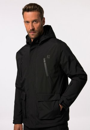 Schwarze wasserdichte Jacke mit Kapuze, ausgestattet mit Reißverschluss-Brusttaschen, einer vorderen Aufsetztasche und verstellbaren Manschetten. Glatte Textur und minimalistisches Design.