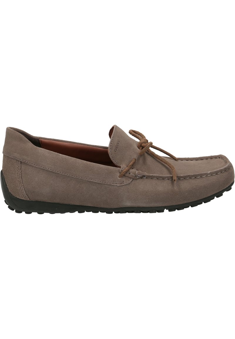 Graue Wildlederschlappen mit Schnürung, runder Zehenpartie und einer strukturierten schwarzen Gummisohle. Mit gestickten Details entlang der Kanten.