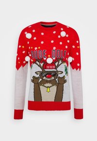 Röd och vit jultröja med en cool ren som bär solglasögon, en guldkedja, och texten "RUDE DOLF" och "YO! YO! YO!"