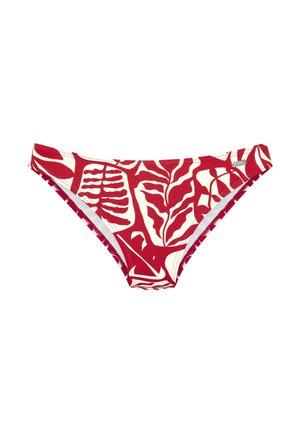 Roter und weißer Bikini-Slip mit abstraktem Blattmuster und kleinem Metall-Brandetikett auf der rechten Seite, isoliert auf weißem Hintergrund.