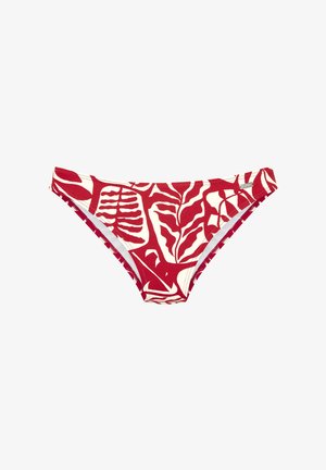 Slip bikini rosso e bianco con motivo a foglie astratte e una piccola targhetta di metallo del marchio sul lato destro, isolato su sfondo bianco.