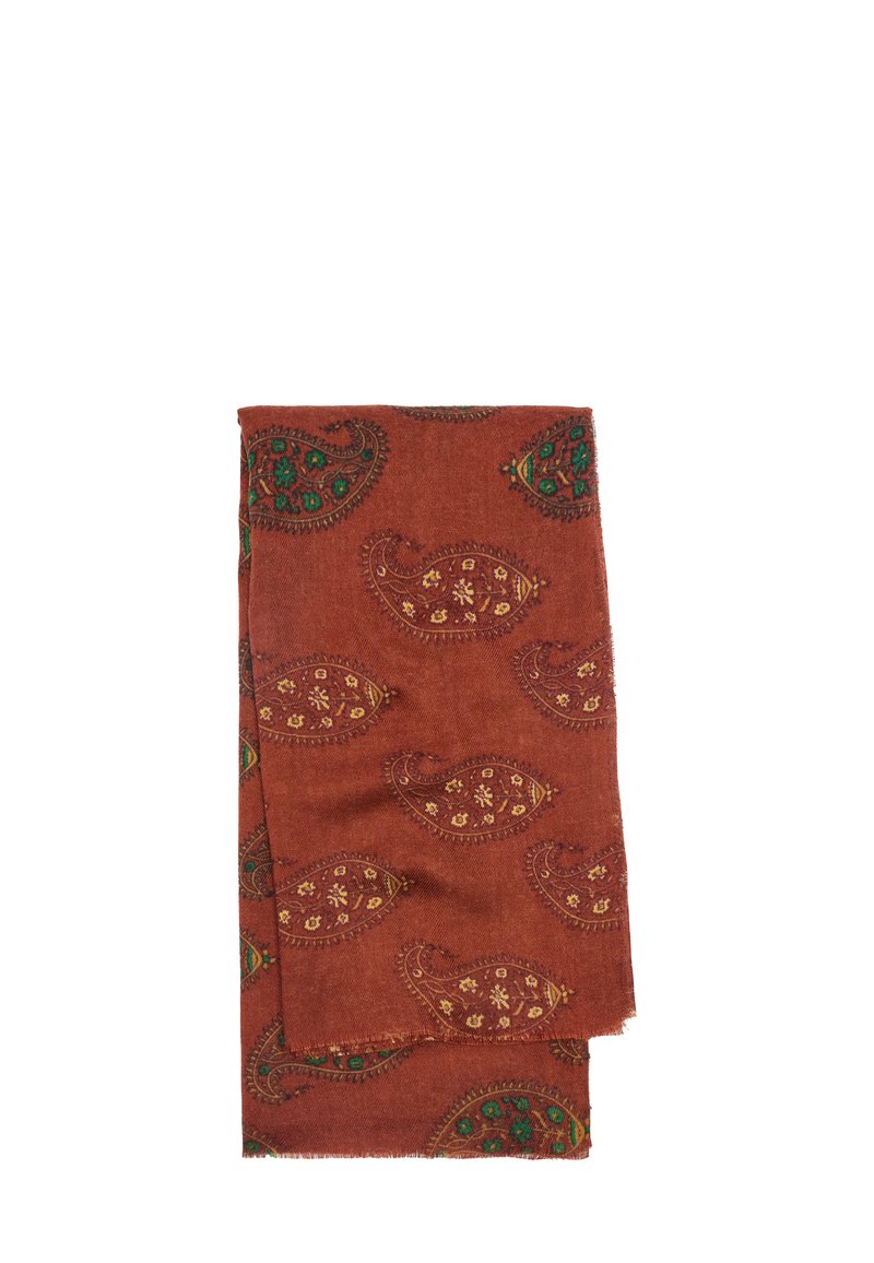 Szalik w kolorze rdzy z wzorem paisley w odcieniach zieleni, złota i kremu. Wykonany z teksturowanej tkaniny z postrzępionymi brzegami.