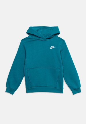 Morska bluza z kapturem Nike z przednią kieszenią typu kangur, długimi rękawami i białym logo Nike na lewej piersi na jasnym tle.