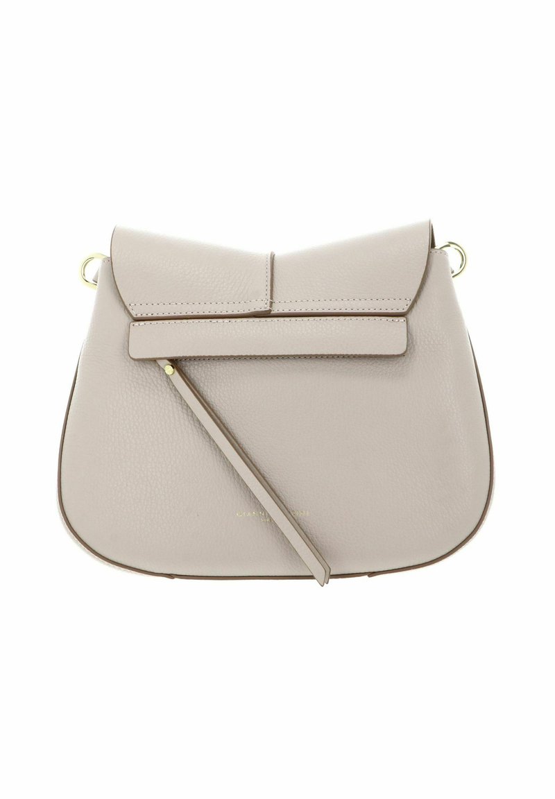 Borsa in pelle grigia chiara con forma arrotondata, pattina ripiegata e dettagli in metallo dorato. Dotata di una tracolla regolabile.