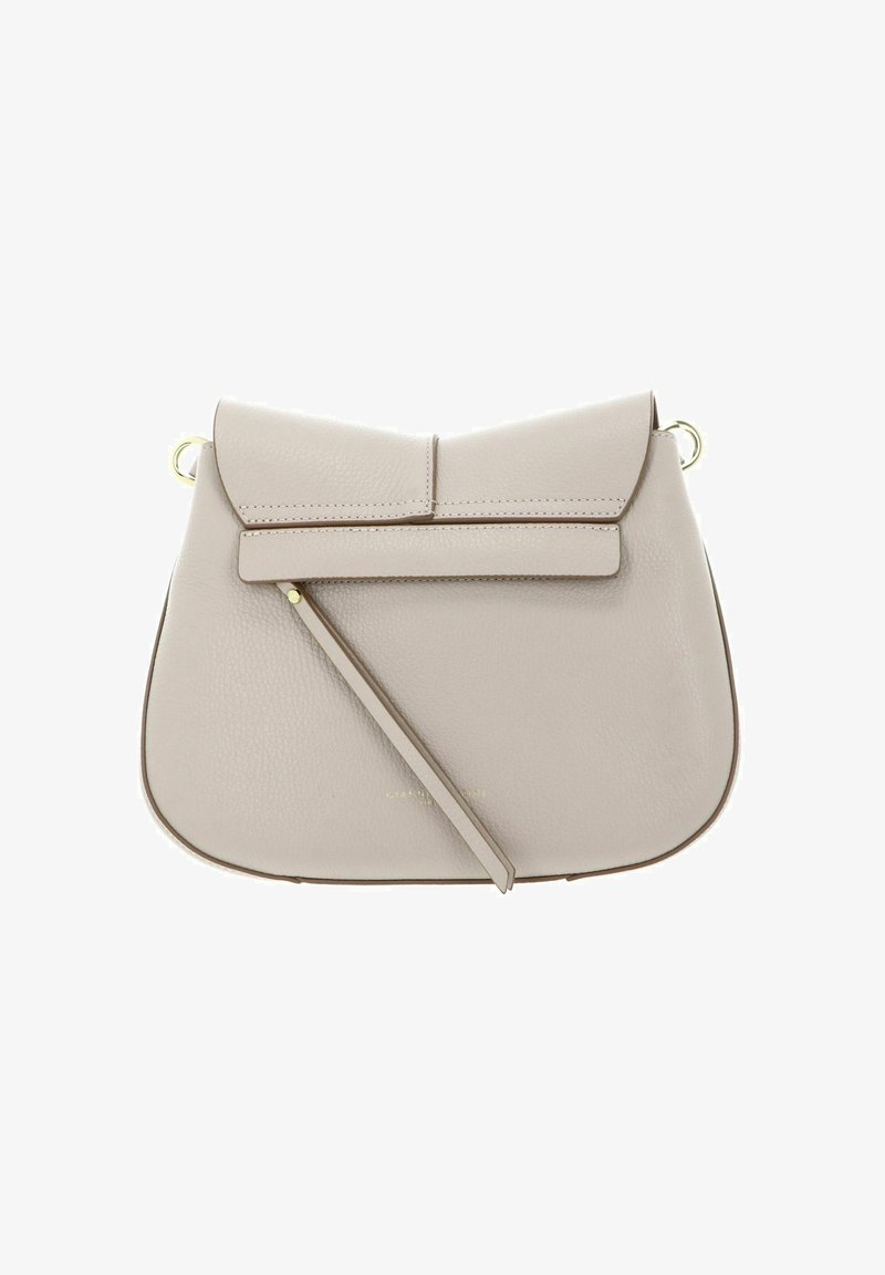 Borsa in pelle grigia chiara con forma arrotondata, pattina ripiegata e dettagli in metallo dorato. Dotata di una tracolla regolabile.