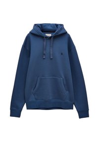 Sweat à capuche bleu type pullover avec poche kangourou avant, cordon de serrage à la capuche, poignets côtelés et logo discret sur la poitrine et le bord de la capuche.