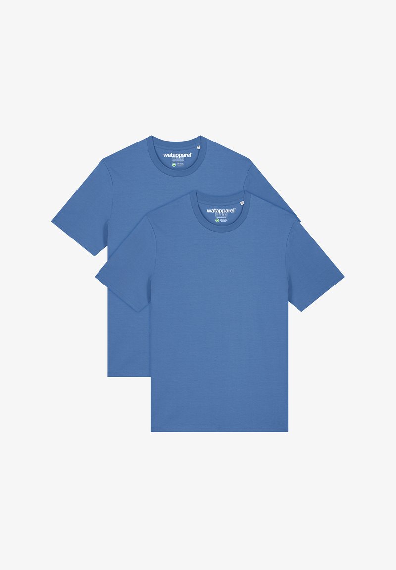 Deux t-shirts à manches courtes de couleur bleu uni, en tissu doux, avec un col rond et sans motifs ni accents supplémentaires.