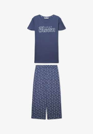 Top a maniche corte blu navy con scritta "wake up & Bloom", abbinato a pantaloni blu navy a gamba larga con un piccolo motivo floreale bianco.