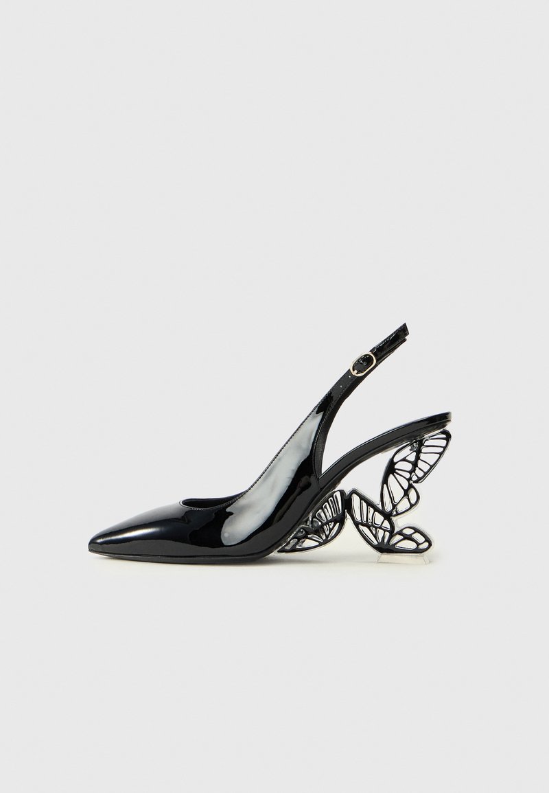 Μαύρη πατενταρισμένη γόβα slingback με μυτερή μύτη, που διαθέτει έναν πολύπλοκο σχεδιασμό τακουνιού σε σχήμα φτερού πεταλούδας από αντίθετο υλικό.