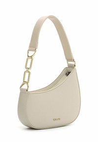 Beige Kunstleder Schultertasche mit einer geschwungenen Form, goldfarbener Hardware und einem Kettenakzent am Tragegurt. Glatte Textur, minimalistisches Design.