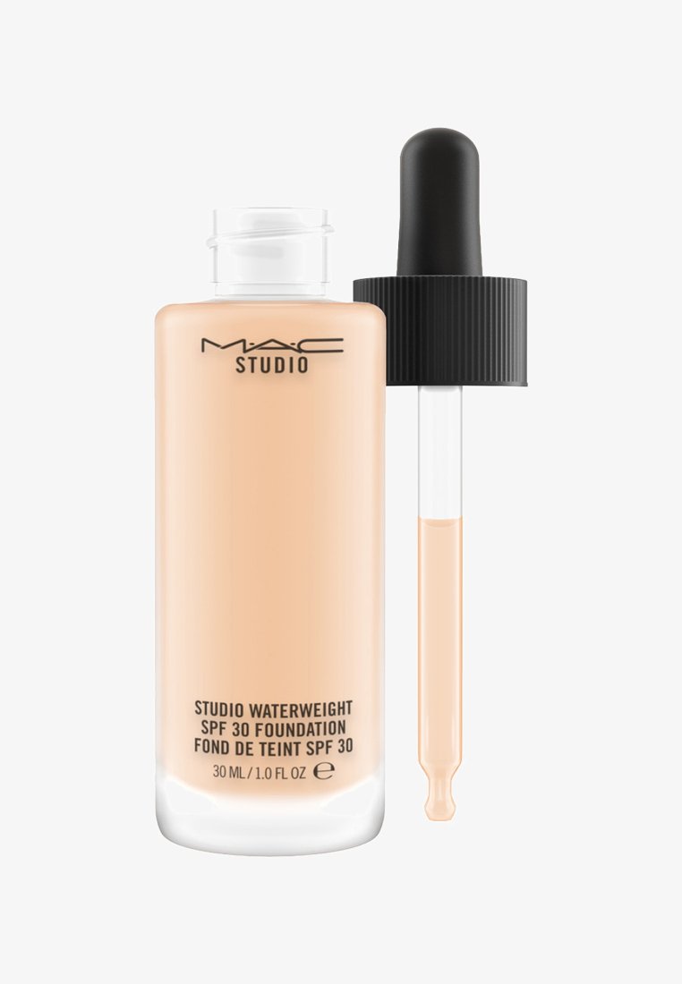 MAC Studio Waterweight SPF 30 Foundation in een heldere glazen fles. Lichtbeige vloeistof met een zwarte pipetdeksel voor toepassing.