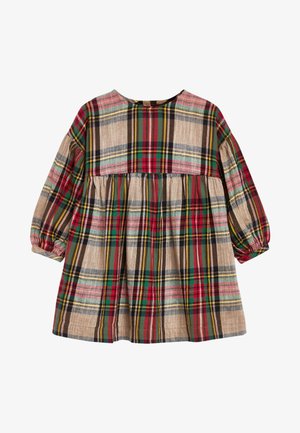 Robe à carreaux avec un col rond et des manches bouffantes, présentant des teintes rouge, verte et dorée sur un fond beige, froncée à la taille.