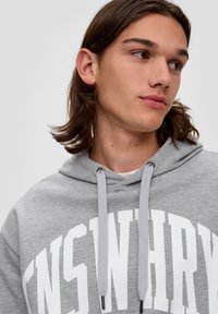 QS MIT FRONTPRINT - Sweat à capuche - grau meliert