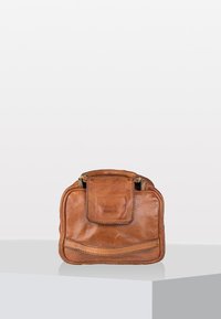 Borsa in pelle marrone con chiusura a zip e patta esterna. Presenta una texture liscia e cuciture sottili lungo i bordi. Forma rettangolare compatta.