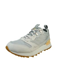 Hellgrauer Sportschuh aus Wildleder und Mesh, mit schnürbarem Design, Gummisohle mit Profil und hellorangefarbenen Akzenten an der Ferse.