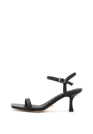 Czarne skórzane sandały na obcasie z cienkim paskiem na kostce, kwadratowym noskiem i eleganckim designem. Posiadają średniej wysokości obcas i minimalistyczną klamrę.