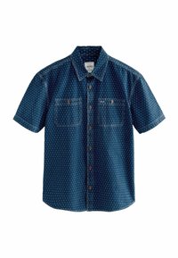 Chemise à manches courtes en denim bleu foncé avec surpiqûres verticales blanches et bleu clair, deux poches poitrine et col classique.