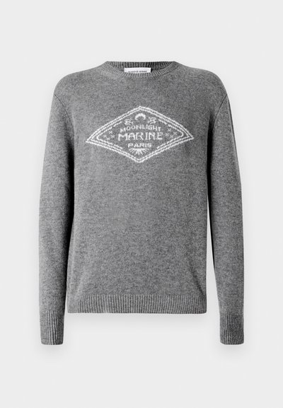 Pull en tricot gris à manches longues, col rond, avec un logo en diamant blanc portant "Moonlight Marine Paris" à l'avant.