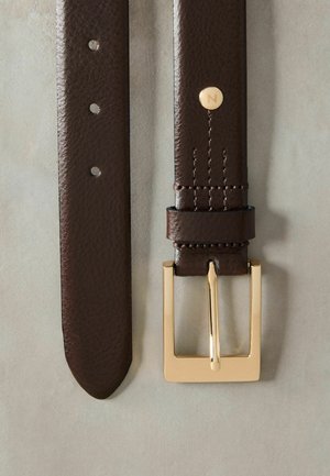 Ceinture en cuir marron avec une surface texturée, dotée d'une boucle carrée en or, d'accents cousus et de cinq trous de réglage.
