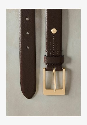 Curea din piele maro cu o suprafață texturată, prezentând o cataramă pătrată aurie, accente cusute și cinci găuri de ajustare.