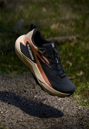 Salomon GENESIS GTX - Zapatillas de trail running - black/tender peach/fusion coral
