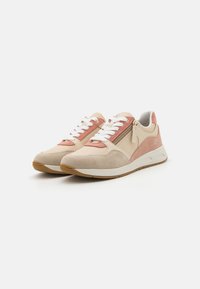Zapatillas color beige claro con detalles en ante rosa, cordones blancos y un cierre en el lateral. Suela de goma con un acabado texturizado.