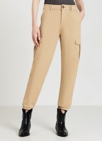 Beige Cargo-Hosen mit schmal zulaufenden Knöcheln, zwei seitlichen Taschen und Knopfverschluss vorne. Hergestellt aus einem leichten Stoff mit glatter Textur.
