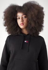 Tommy Jeans TJW BXY BADGE - Felpa - black
