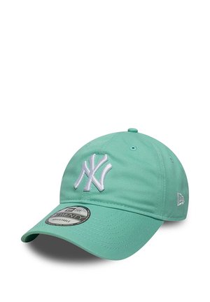 Gorra de béisbol ajustable verde menta con logo blanco de los New York Yankees bordado en la parte delantera y una visera curva.