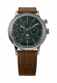 Zegarek Timex z zieloną tarczą, srebrną kopertą i brązowym skórzanym paskiem. Posiada trzy sub-tarcze i wskaźnik fazy Księżyca. Elementy ze stali nierdzewnej.
