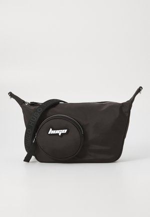 Sort nylon crossbody taske med en rund lomme, lynlås lukning, justerbar rem og fremtrædende logo på forsiden. Glat tekstur.