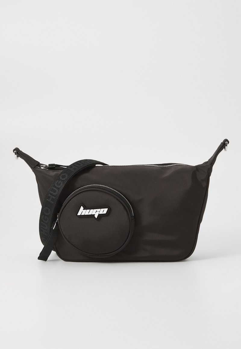 Borsa a tracolla nera in nylon con una tasca arrotondata, chiusura con zip, tracolla regolabile e logo prominente sulla parte anteriore. Texture liscia.