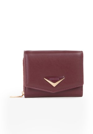 Portafoglio in pelle bordeaux con targhetta logo triangolare dorata e tasca laterale con cerniera, posizionato su sfondo bianco.