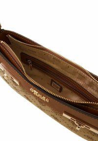 Sac à main marron à motif avec une fermeture éclair. L'intérieur comprend plusieurs compartiments et une petite poche zippée. Détails en métal doré.