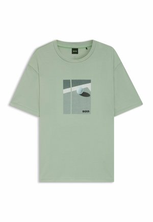 Hellgrünes T-Shirt mit kurzen Ärmeln, Tennisplatz- und Ballgrafik sowie "BOSS"-Logo auf der Brust.