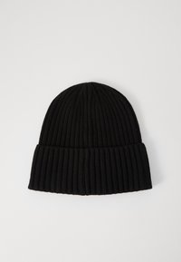Bonnet en tricot noir avec une texture côtelée, offrant un ajustement confortable et un revers replié. Design simple et polyvalent, adapté à diverses tenues.