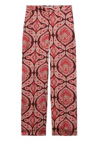 Pantalons large en tissu avec un motif paisley rouge et beige sur un fond marron. Texture lisse avec une coupe décontractée.