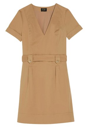 Beżowa sukienka z dekoltem w serek, krótkimi rękawami i paskiem w talii. Posiada fałdy na spódnicy oraz gładką, materiałową teksturę.