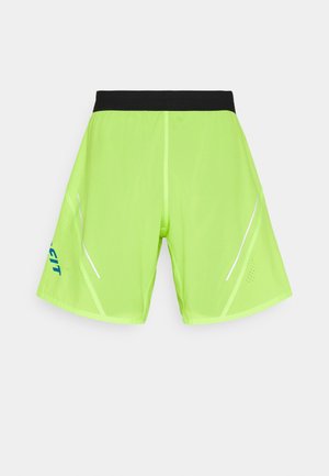 Helle neon-grüne Sportsshorts mit schwarztem Bund, reflektierenden Streifen an den Seiten und blauem "FIT" Schriftzug am linken Bein, von hinten gezeigt.