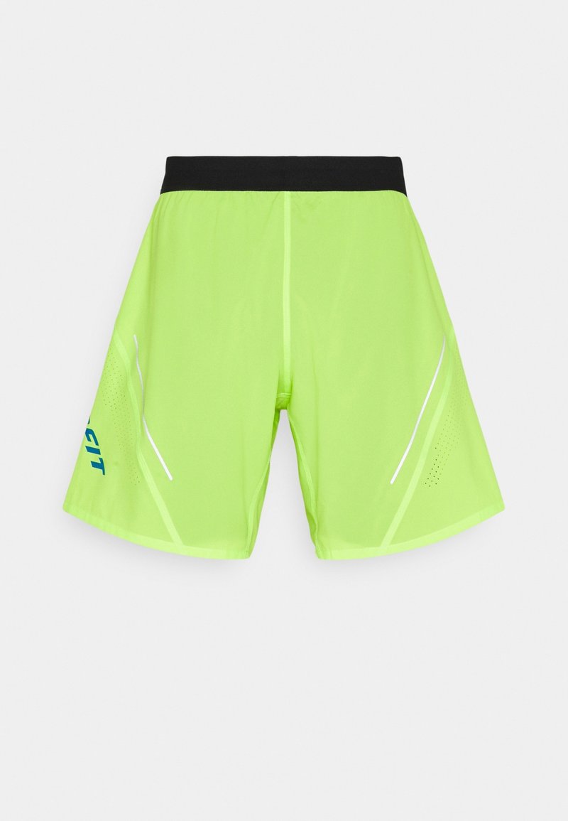 Shorts de sport vert néon vif avec une ceinture noire, bandes réfléchissantes sur les côtés et texte bleu "FIT" sur la jambe gauche, vus de dos.