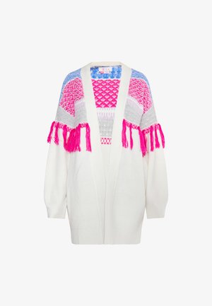 Fehér kötött kardigán, színes mintás nyakkivágással rózsaszín, szürke és kék színekben, frufru részletekkel az ujjakon és laza fazonnal.