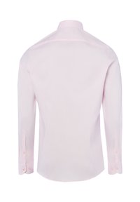 Chemise longue à manches longues rose clair unie, vue de dos avec poignets boutonnés et col à pointes écartées.