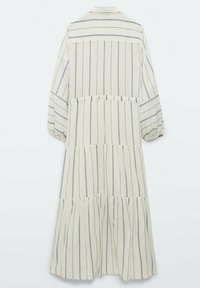 Robe longue à boutons avec une base crème clair et des rayures verticales bleu marine. Dotée de manches bouffantes, d'un design en étages et d'un détail de empiècement au dos.